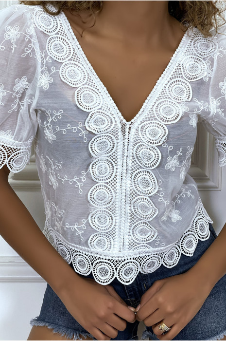 Blouse blanche ajourée en  col V - 7